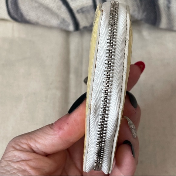 LOUIS VUITTON ⭐️VERNIS PORT MONNAIE FLOCON MM PERLE W/UNBRANDED WRISTLET CHAIN⭐️ - Picture 8 of 17